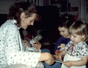 Janinne reading with a child